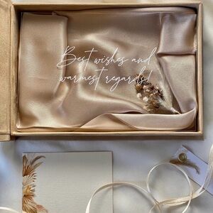 Velvet box with acrylic card and dried flowers